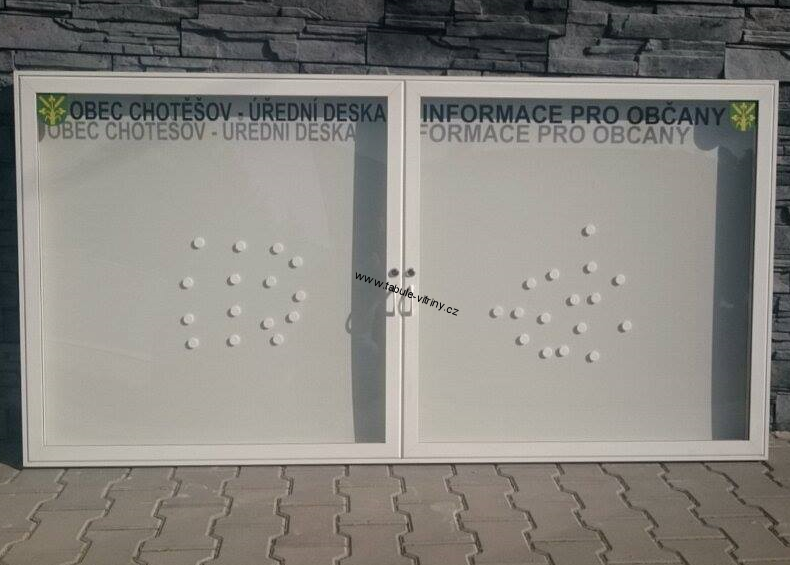 Vitríny dvoukřídlé na stěnu