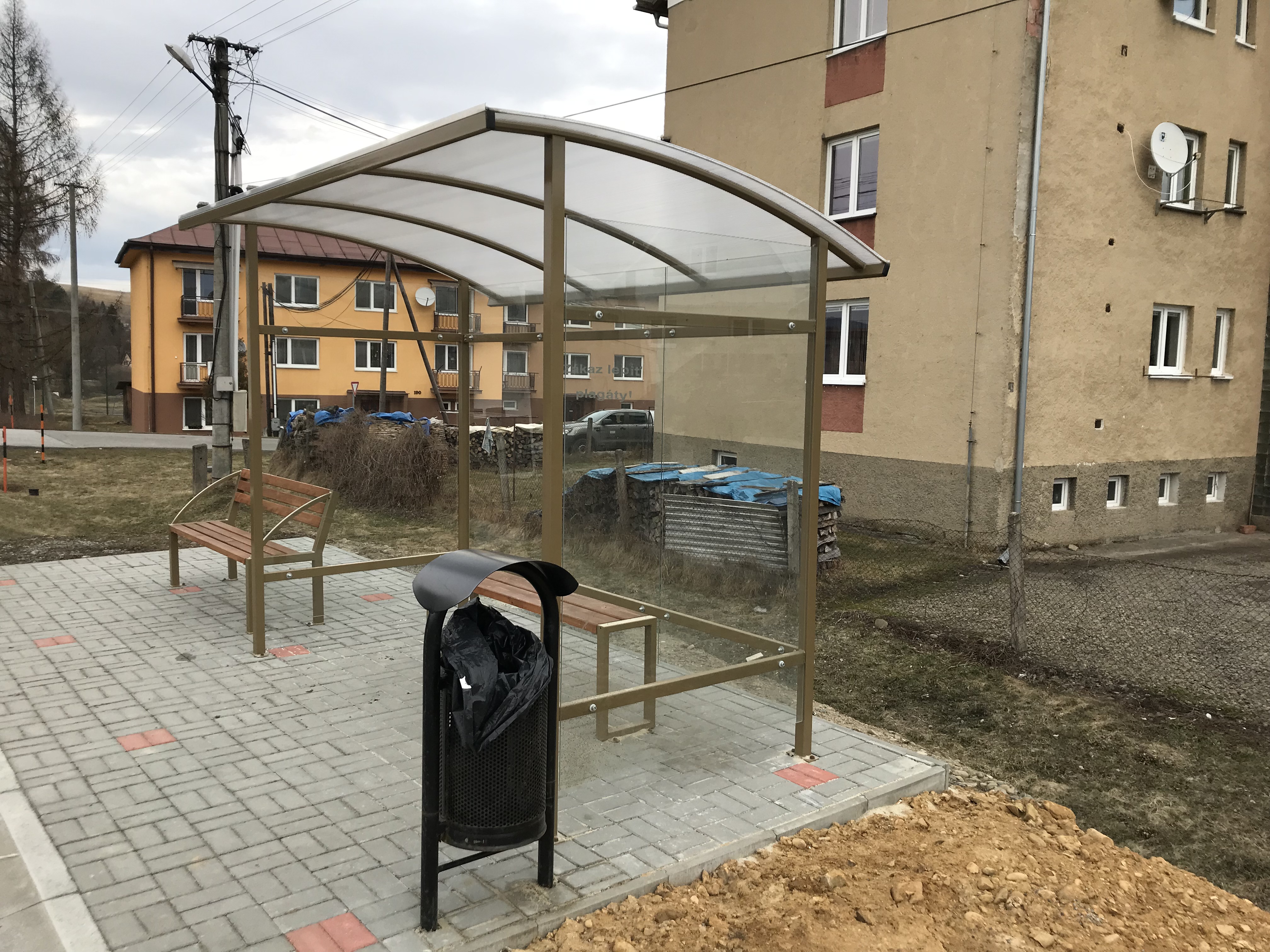 Autobusová zastávka JAKUB Antidelikvent nerozbitná čtyřmodulová 413 x 120 cm