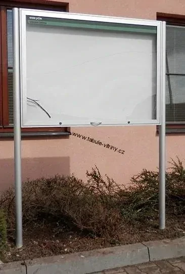 Vitrína H60 27 x A4 výklopná nahoru se sloupky