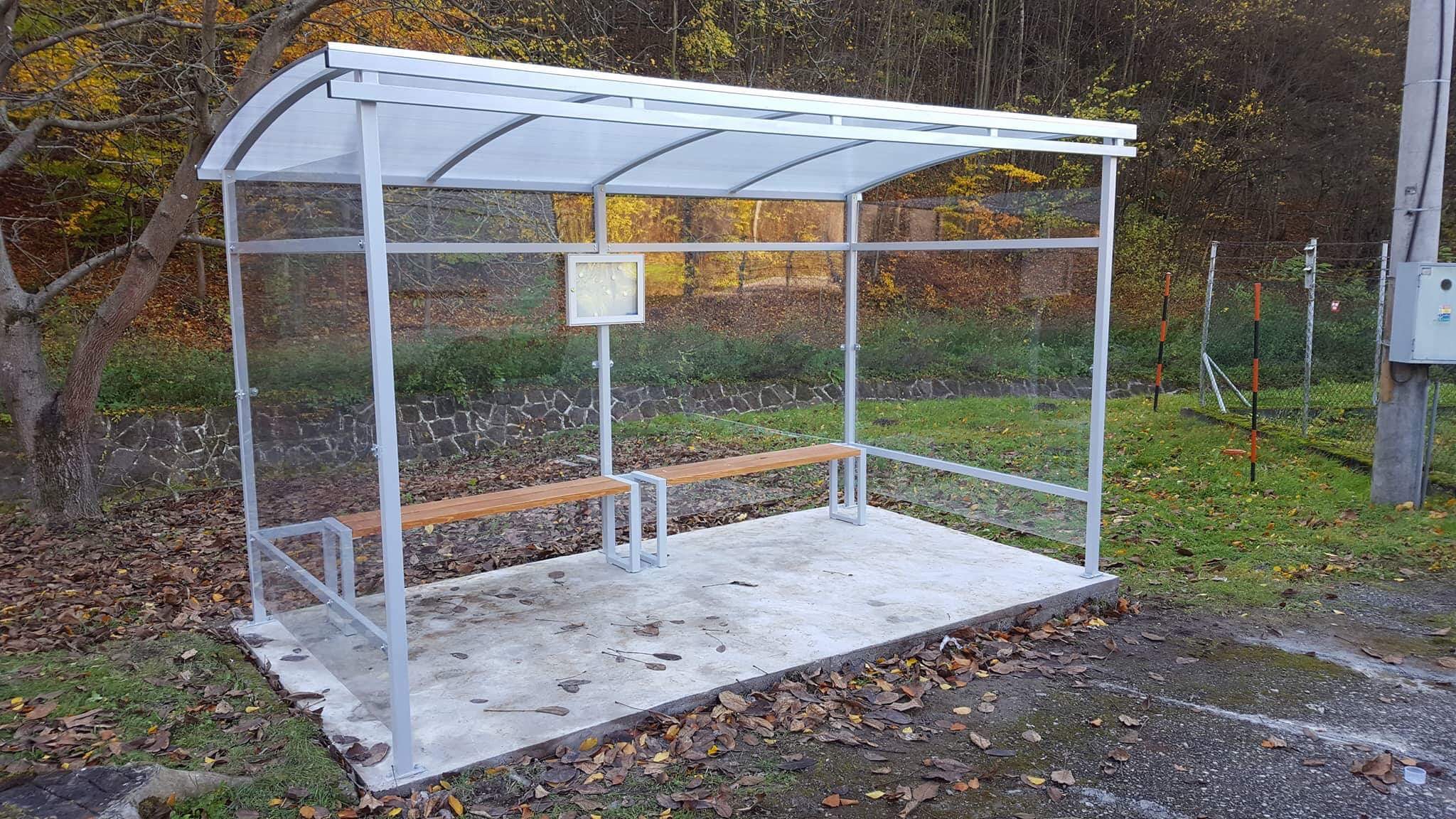 Autobusová zastávka JAKUB Antidelikvent nerozbitná čtyřmodulová 413 x 120 cm