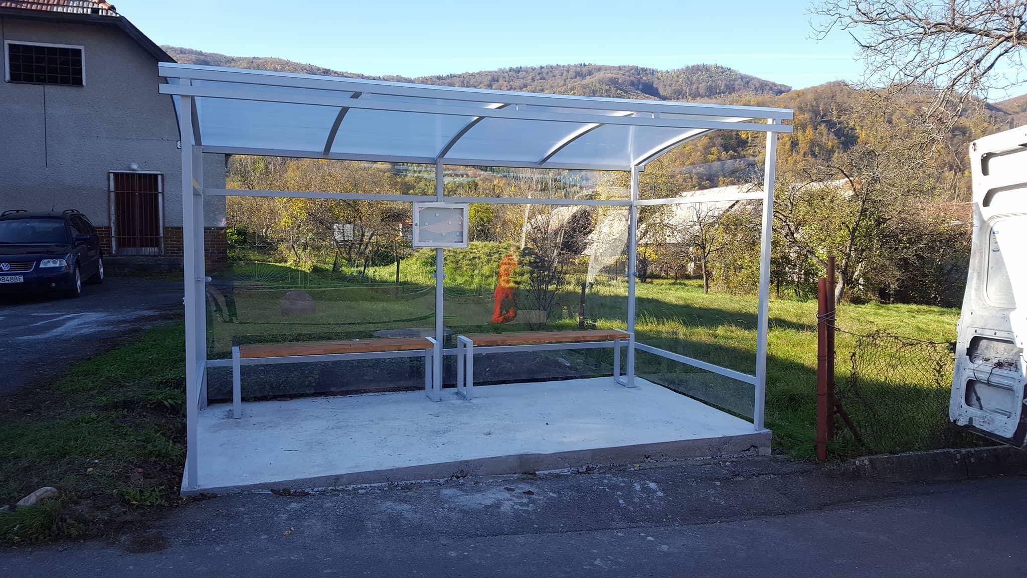 Autobusová zastávka JAKUB Antidelikvent nerozbitná třímodulová 313 x 120 cm